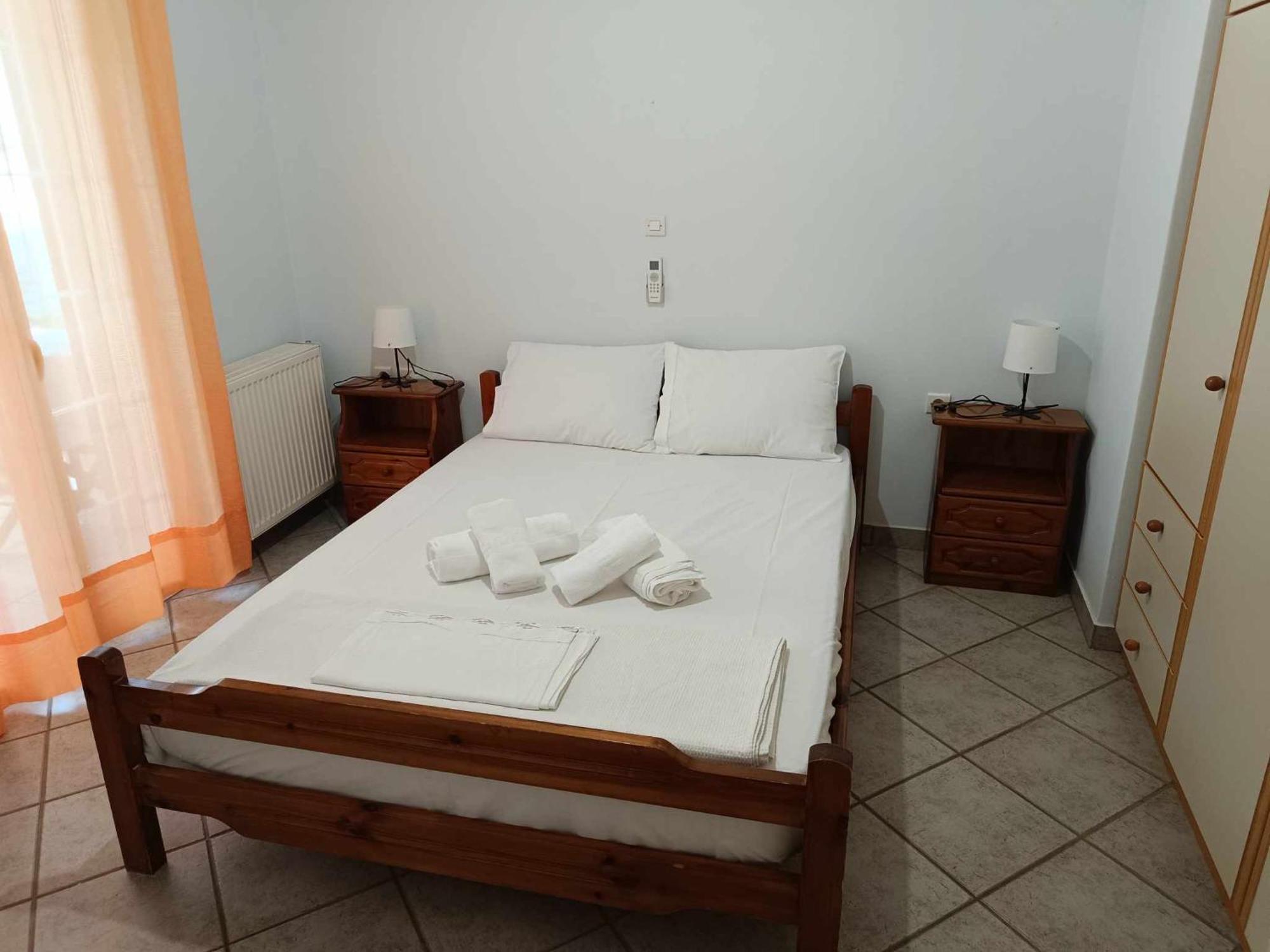 Athina Rooms Karvounades Екстер'єр фото